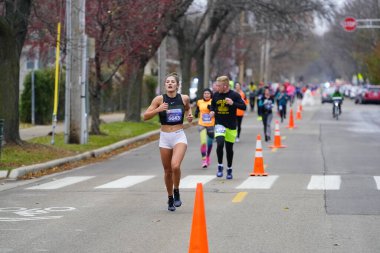 Madison, Wisconsin / ABD - 10 Kasım 2019: Birçok koşucu ve koşucu ve koşucu MADISON MARATHON 'a SSM HASTANESİ tarafından sunuldu.