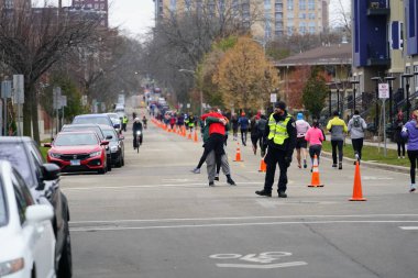 Madison, Wisconsin / ABD - 10 Kasım 2019: Birçok koşucu ve koşucu ve koşucu MADISON MARATHON 'a SSM HASTANESİ tarafından sunuldu.