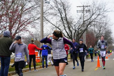 Madison, Wisconsin / ABD - 10 Kasım 2019: Birçok koşucu ve koşucu ve koşucu MADISON MARATHON 'a SSM HASTANESİ tarafından sunuldu.