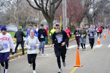 Madison, Wisconsin / ABD - 10 Kasım 2019: Birçok koşucu ve koşucu ve koşucu MADISON MARATHON 'a SSM HASTANESİ tarafından sunuldu.