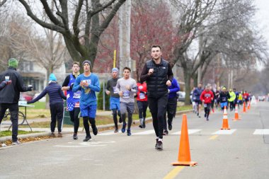 Madison, Wisconsin / ABD - 10 Kasım 2019: Birçok koşucu ve koşucu ve koşucu MADISON MARATHON 'a SSM HASTANESİ tarafından sunuldu.