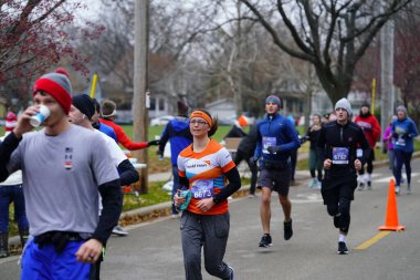 Madison, Wisconsin / ABD - 10 Kasım 2019: Birçok koşucu ve koşucu ve koşucu MADISON MARATHON 'a SSM HASTANESİ tarafından sunuldu.
