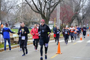 Madison, Wisconsin / ABD - 10 Kasım 2019: Birçok koşucu ve koşucu ve koşucu MADISON MARATHON 'a SSM HASTANESİ tarafından sunuldu.