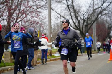 Madison, Wisconsin / ABD - 10 Kasım 2019: Birçok koşucu ve koşucu ve koşucu MADISON MARATHON 'a SSM HASTANESİ tarafından sunuldu.