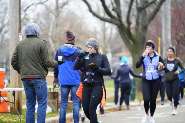 Madison, Wisconsin / ABD - 10 Kasım 2019: Birçok koşucu ve koşucu ve koşucu MADISON MARATHON 'a SSM HASTANESİ tarafından sunuldu.