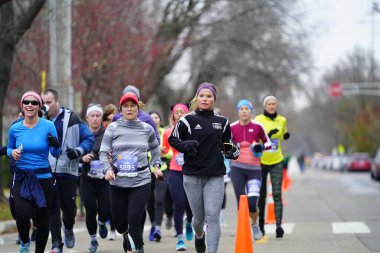 Madison, Wisconsin / ABD - 10 Kasım 2019: Birçok koşucu ve koşucu ve koşucu MADISON MARATHON 'a SSM HASTANESİ tarafından sunuldu.