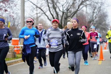 Madison, Wisconsin / ABD - 10 Kasım 2019: Birçok koşucu ve koşucu ve koşucu MADISON MARATHON 'a SSM HASTANESİ tarafından sunuldu.