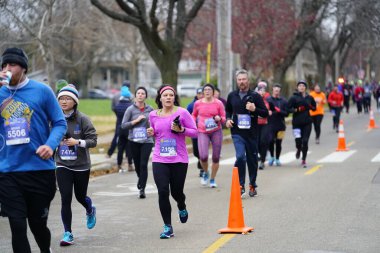 Madison, Wisconsin / ABD - 10 Kasım 2019: Birçok koşucu ve koşucu ve koşucu MADISON MARATHON 'a SSM HASTANESİ tarafından sunuldu.