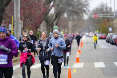 Madison, Wisconsin / ABD - 10 Kasım 2019: Birçok koşucu ve koşucu ve koşucu MADISON MARATHON 'a SSM HASTANESİ tarafından sunuldu.