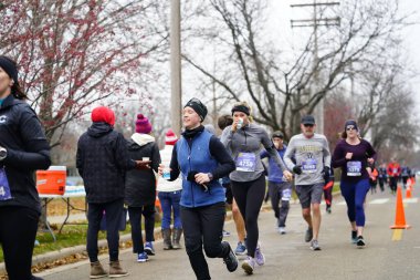 Madison, Wisconsin / ABD - 10 Kasım 2019: Birçok koşucu ve koşucu ve koşucu MADISON MARATHON 'a SSM HASTANESİ tarafından sunuldu.