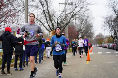 Madison, Wisconsin / ABD - 10 Kasım 2019: Birçok koşucu ve koşucu ve koşucu MADISON MARATHON 'a SSM HASTANESİ tarafından sunuldu.