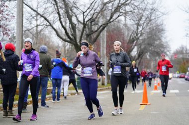 Madison, Wisconsin / ABD - 10 Kasım 2019: Birçok koşucu ve koşucu ve koşucu MADISON MARATHON 'a SSM HASTANESİ tarafından sunuldu.