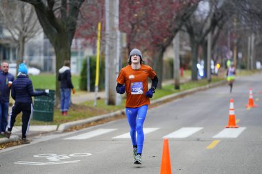 Madison, Wisconsin / ABD - 10 Kasım 2019: Birçok koşucu ve koşucu ve koşucu MADISON MARATHON 'a SSM HASTANESİ tarafından sunuldu.