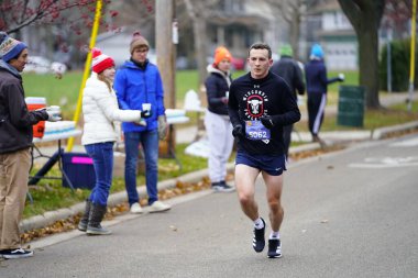 Madison, Wisconsin / ABD - 10 Kasım 2019: Birçok koşucu ve koşucu ve koşucu MADISON MARATHON 'a SSM HASTANESİ tarafından sunuldu.
