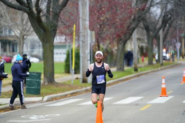 Madison, Wisconsin / ABD - 10 Kasım 2019: Birçok koşucu ve koşucu ve koşucu MADISON MARATHON 'a SSM HASTANESİ tarafından sunuldu.