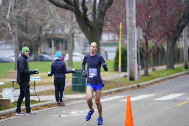 Madison, Wisconsin / ABD - 10 Kasım 2019: Birçok koşucu ve koşucu ve koşucu MADISON MARATHON 'a SSM HASTANESİ tarafından sunuldu.