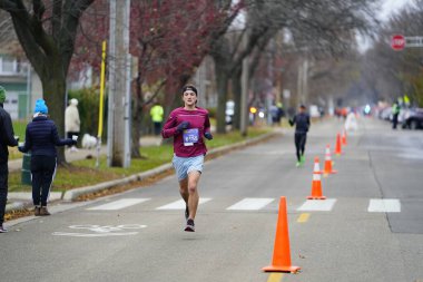 Madison, Wisconsin / ABD - 10 Kasım 2019: Birçok koşucu ve koşucu ve koşucu MADISON MARATHON 'a SSM HASTANESİ tarafından sunuldu.