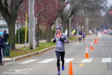 Madison, Wisconsin / ABD - 10 Kasım 2019: Birçok koşucu ve koşucu ve koşucu MADISON MARATHON 'a SSM HASTANESİ tarafından sunuldu.