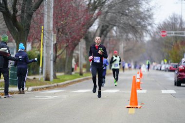 Madison, Wisconsin / ABD - 10 Kasım 2019: Birçok koşucu ve koşucu ve koşucu MADISON MARATHON 'a SSM HASTANESİ tarafından sunuldu.