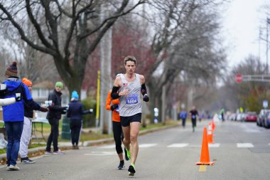 Madison, Wisconsin / ABD - 10 Kasım 2019: Birçok koşucu ve koşucu ve koşucu MADISON MARATHON 'a SSM HASTANESİ tarafından sunuldu.