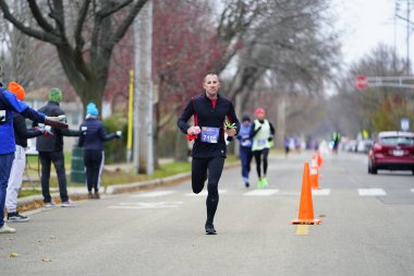 Madison, Wisconsin / ABD - 10 Kasım 2019: Birçok koşucu ve koşucu ve koşucu MADISON MARATHON 'a SSM HASTANESİ tarafından sunuldu.
