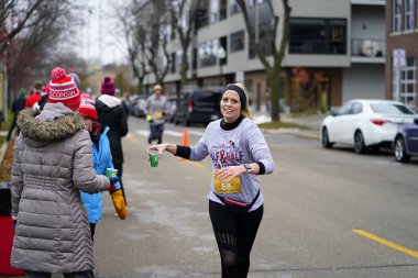 Madison, Wisconsin / ABD - 10 Kasım 2019: Birçok koşucu ve koşucu ve koşucu MADISON MARATHON 'a SSM HASTANESİ tarafından sunuldu.