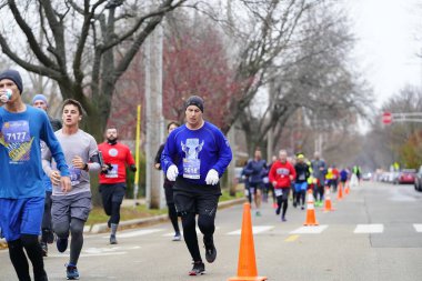 Madison, Wisconsin / ABD - 10 Kasım 2019: Birçok koşucu ve koşucu ve koşucu MADISON MARATHON 'a SSM HASTANESİ tarafından sunuldu.