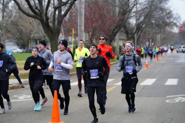 Madison, Wisconsin / ABD - 10 Kasım 2019: Birçok koşucu ve koşucu ve koşucu MADISON MARATHON 'a SSM HASTANESİ tarafından sunuldu.