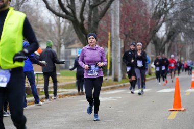 Madison, Wisconsin / ABD - 10 Kasım 2019: Birçok koşucu ve koşucu ve koşucu MADISON MARATHON 'a SSM HASTANESİ tarafından sunuldu.