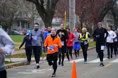 Madison, Wisconsin / ABD - 10 Kasım 2019: Birçok koşucu ve koşucu ve koşucu MADISON MARATHON 'a SSM HASTANESİ tarafından sunuldu.