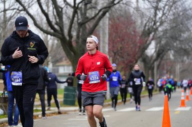 Madison, Wisconsin / ABD - 10 Kasım 2019: Birçok koşucu ve koşucu ve koşucu MADISON MARATHON 'a SSM HASTANESİ tarafından sunuldu.