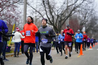 Madison, Wisconsin / ABD - 10 Kasım 2019: Birçok koşucu ve koşucu ve koşucu MADISON MARATHON 'a SSM HASTANESİ tarafından sunuldu.