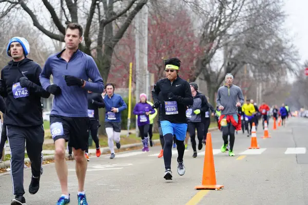 Madison, Wisconsin / ABD - 10 Kasım 2019: Birçok koşucu ve koşucu ve koşucu MADISON MARATHON 'a SSM HASTANESİ tarafından sunuldu.