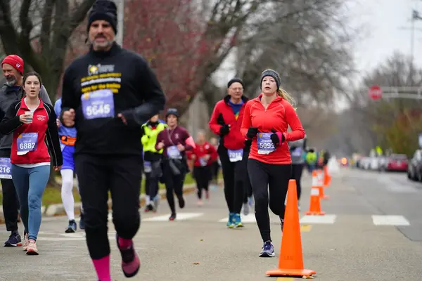 Madison, Wisconsin / ABD - 10 Kasım 2019: Birçok koşucu ve koşucu ve koşucu MADISON MARATHON 'a SSM HASTANESİ tarafından sunuldu.