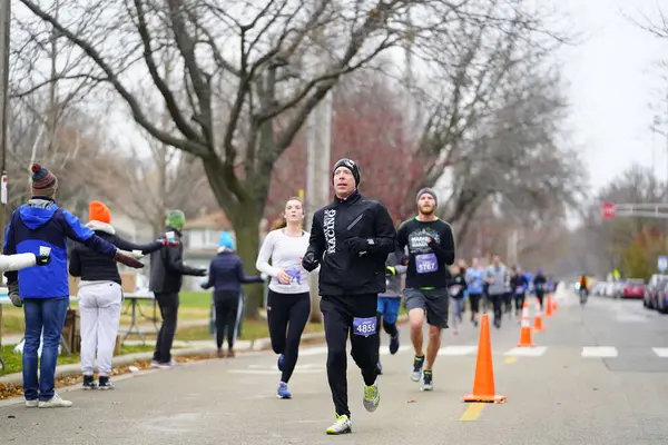 Madison, Wisconsin / ABD - 10 Kasım 2019: Birçok koşucu ve koşucu ve koşucu MADISON MARATHON 'a SSM HASTANESİ tarafından sunuldu.