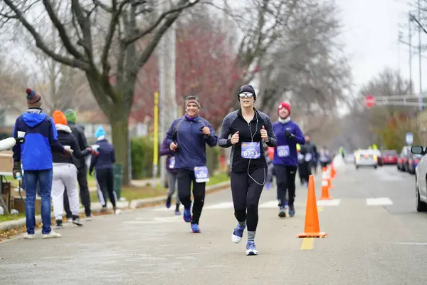 Madison, Wisconsin / ABD - 10 Kasım 2019: Birçok koşucu ve koşucu ve koşucu MADISON MARATHON 'a SSM HASTANESİ tarafından sunuldu.