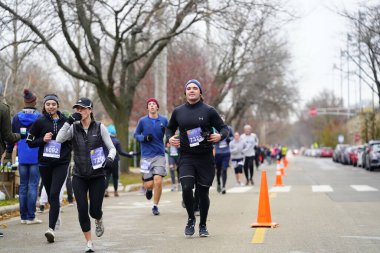 Madison, Wisconsin / ABD - 10 Kasım 2019: Birçok koşucu ve koşucu ve koşucu MADISON MARATHON 'a SSM HASTANESİ tarafından sunuldu.