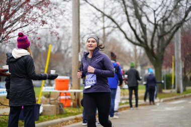 Madison, Wisconsin / ABD - 10 Kasım 2019: Birçok koşucu ve koşucu ve koşucu MADISON MARATHON 'a SSM HASTANESİ tarafından sunuldu.