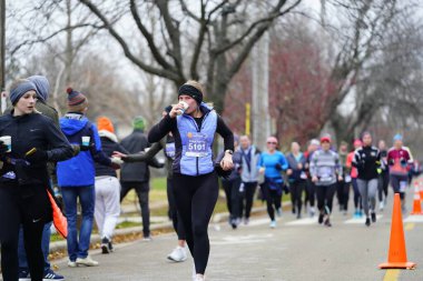 Madison, Wisconsin / ABD - 10 Kasım 2019: Birçok koşucu ve koşucu ve koşucu MADISON MARATHON 'a SSM HASTANESİ tarafından sunuldu.