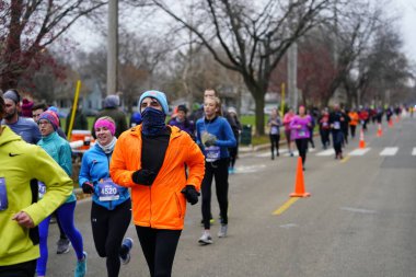 Madison, Wisconsin / ABD - 10 Kasım 2019: Birçok koşucu ve koşucu ve koşucu MADISON MARATHON 'a SSM HASTANESİ tarafından sunuldu.