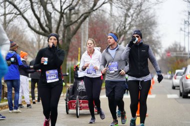 Madison, Wisconsin / ABD - 10 Kasım 2019: Birçok koşucu ve koşucu ve koşucu MADISON MARATHON 'a SSM HASTANESİ tarafından sunuldu.