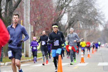 Madison, Wisconsin / ABD - 10 Kasım 2019: Birçok koşucu ve koşucu ve koşucu MADISON MARATHON 'a SSM HASTANESİ tarafından sunuldu.