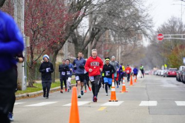 Madison, Wisconsin / ABD - 10 Kasım 2019: Birçok koşucu ve koşucu ve koşucu MADISON MARATHON 'a SSM HASTANESİ tarafından sunuldu.