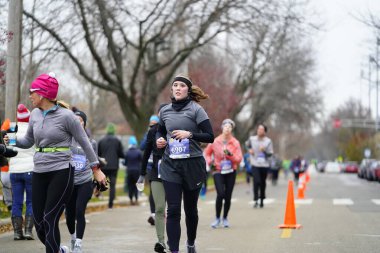 Madison, Wisconsin / ABD - 10 Kasım 2019: Birçok koşucu ve koşucu ve koşucu MADISON MARATHON 'a SSM HASTANESİ tarafından sunuldu.