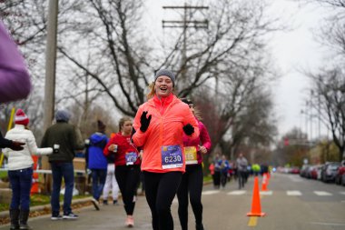 Madison, Wisconsin / ABD - 10 Kasım 2019: Birçok koşucu ve koşucu ve koşucu MADISON MARATHON 'a SSM HASTANESİ tarafından sunuldu.