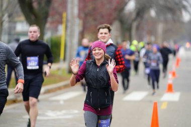 Madison, Wisconsin / ABD - 10 Kasım 2019: Birçok koşucu ve koşucu ve koşucu MADISON MARATHON 'a SSM HASTANESİ tarafından sunuldu.