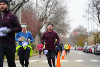 Madison, Wisconsin / ABD - 10 Kasım 2019: Birçok koşucu ve koşucu ve koşucu MADISON MARATHON 'a SSM HASTANESİ tarafından sunuldu.