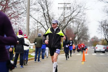 Madison, Wisconsin / ABD - 10 Kasım 2019: Birçok koşucu ve koşucu ve koşucu MADISON MARATHON 'a SSM HASTANESİ tarafından sunuldu.