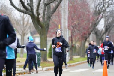 Madison, Wisconsin / ABD - 10 Kasım 2019: Birçok koşucu ve koşucu ve koşucu MADISON MARATHON 'a SSM HASTANESİ tarafından sunuldu.