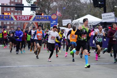 Madison, Wisconsin / ABD - 10 Kasım 2019: Birçok koşucu ve koşucu ve koşucu MADISON MARATHON 'a SSM HASTANESİ tarafından sunuldu.